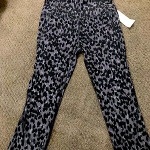 All In‎ Motion Capri Leopard Leggings with Pockets NWT!